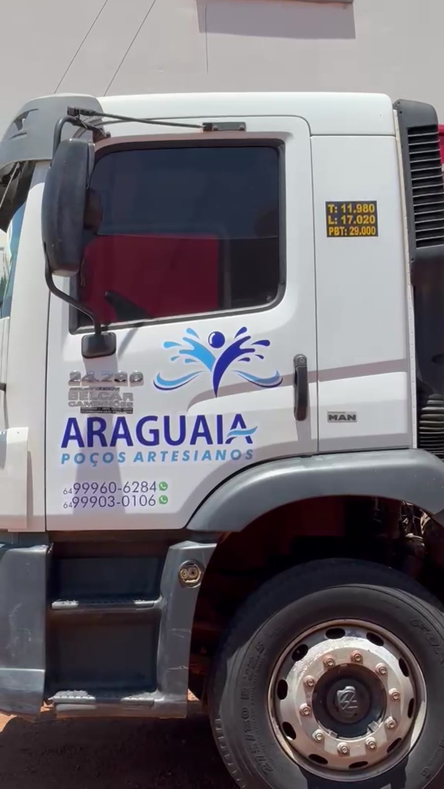 Caminhão MAN Araguaia Poços Artesianos com logo grande